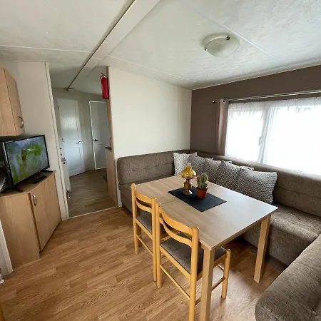 Impeccable 4-Bed Caravan In Клактон-он-Си Экстерьер фото