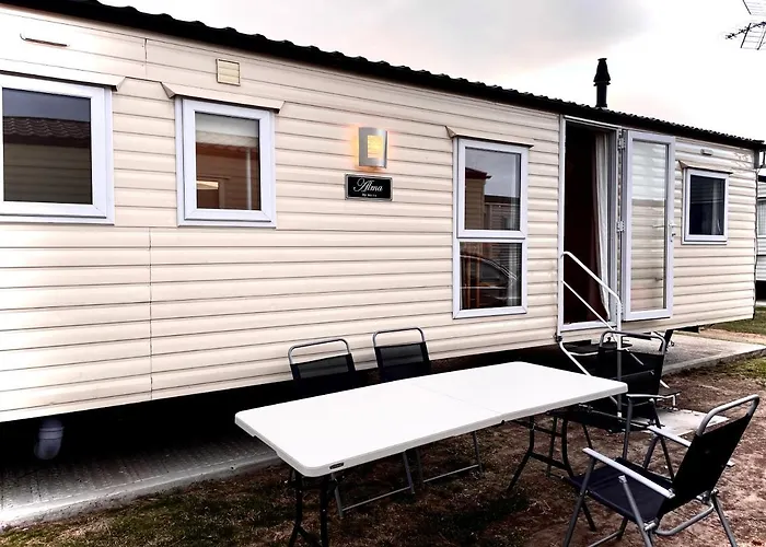 Impeccable 4-Bed Caravan In Clacton-On-Sea