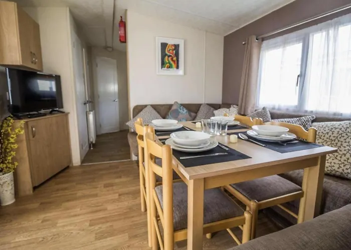 Impeccable 4-Bed Caravan In Clacton-On-Sea