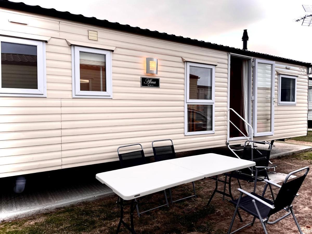 Impeccable 4-bed Caravan In Holiday home