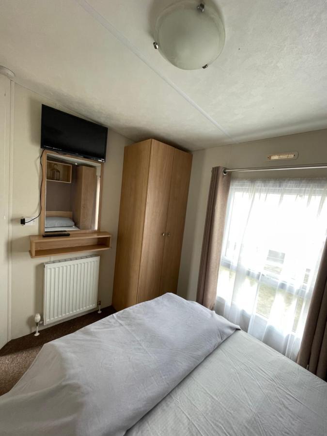 Impeccable 4-bed Caravan In Clacton-on-Sea
