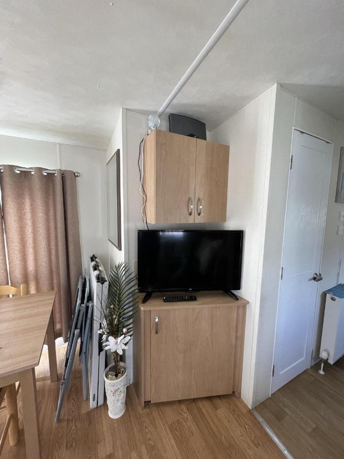 Impeccable 4-bed Caravan In Clacton-on-Sea