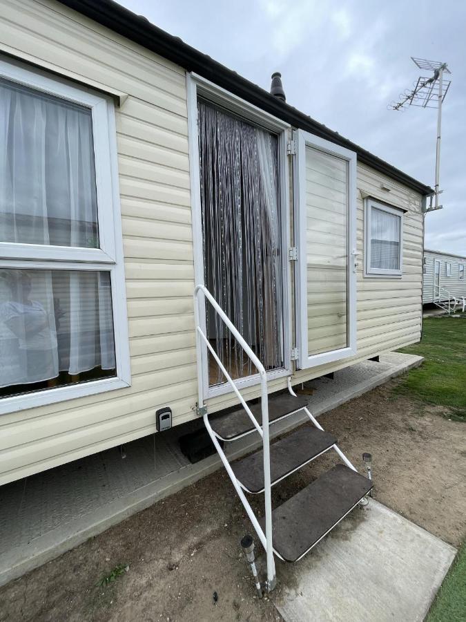 Impeccable 4-bed Caravan In Holiday home Clacton-on-Sea