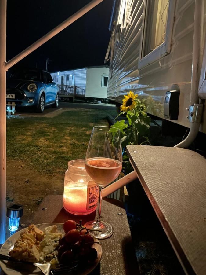 Impeccable 4-bed Caravan In Clacton-on-Sea