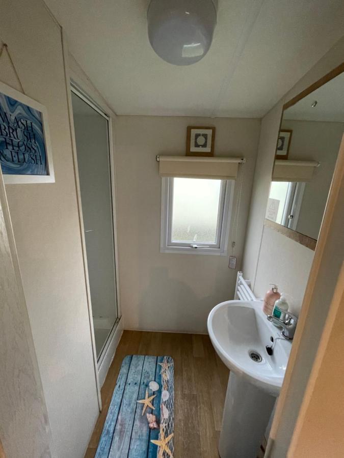 Holiday home Impeccable 4-bed Caravan In