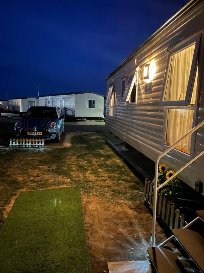 Holiday home Impeccable 4-bed Caravan In Clacton-on-Sea