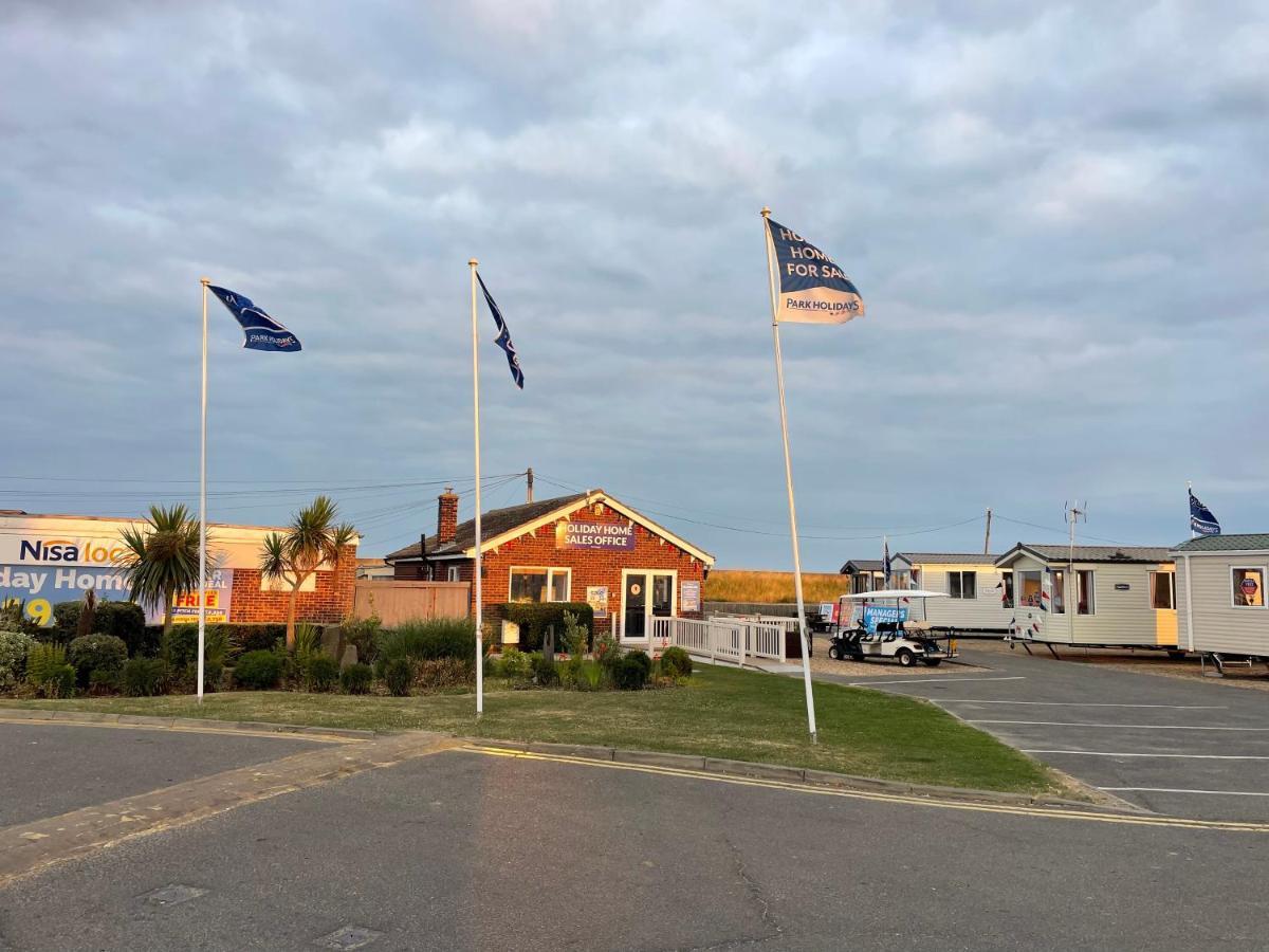 Holiday home Impeccable 4-bed Caravan In
