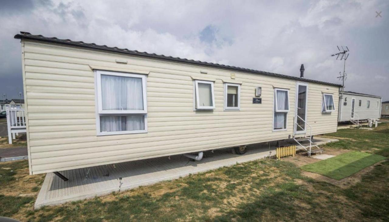 Impeccable 4-bed Caravan In * Clacton-on-Sea